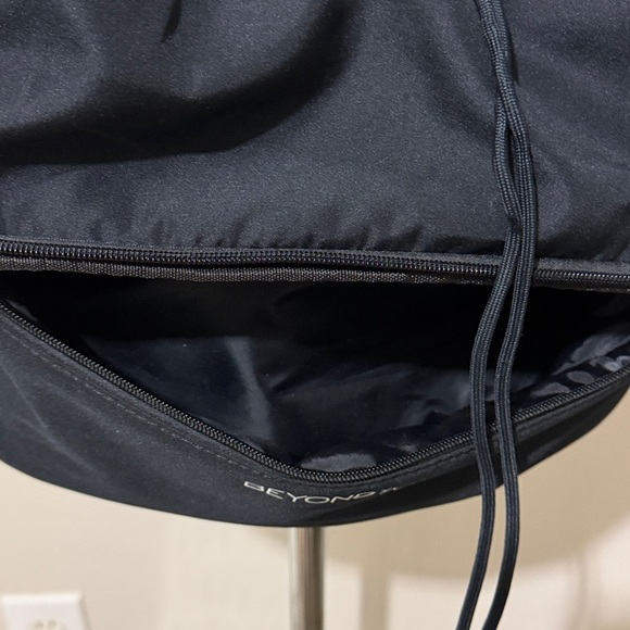 Beyond Yoga Convertible Gym Bag Backpack Black Studio Yoga - Picture 5 of 6